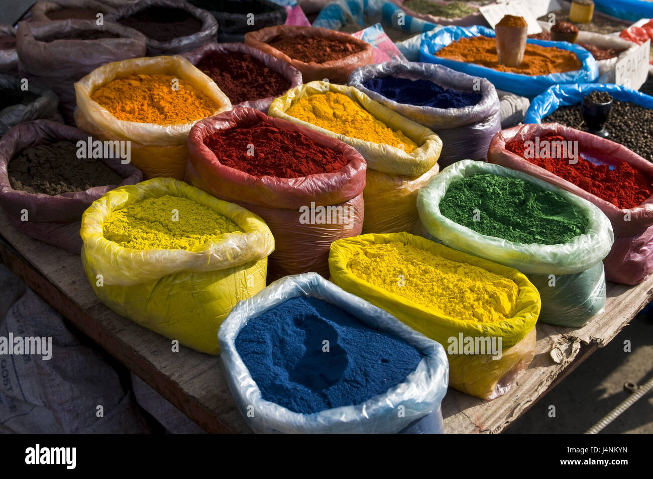 Farbige Gewürze an den Marktstand, Osh, Kirgistan, Stockfoto