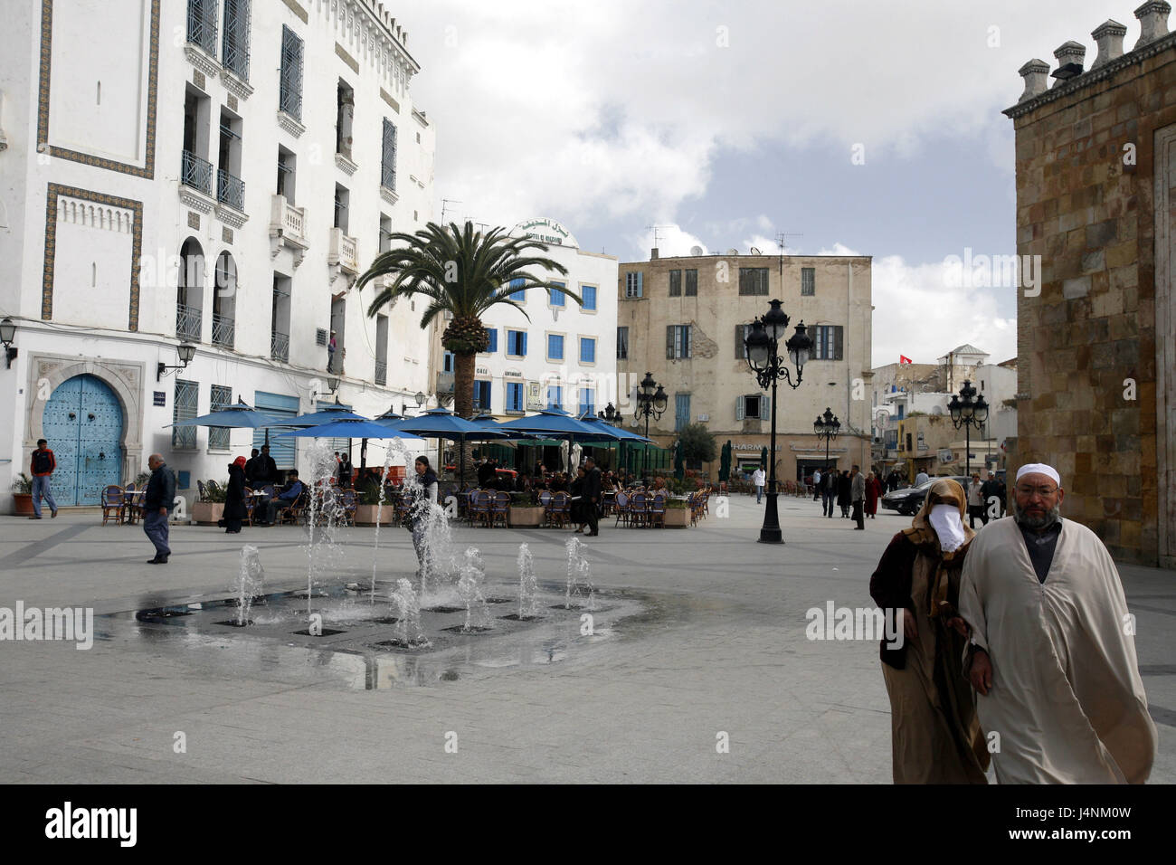 Tunesien, Tunis, Altstadt, Place De La Victoire, Passanten, Brunnen, Café, Stadt Ziel Stockfoto