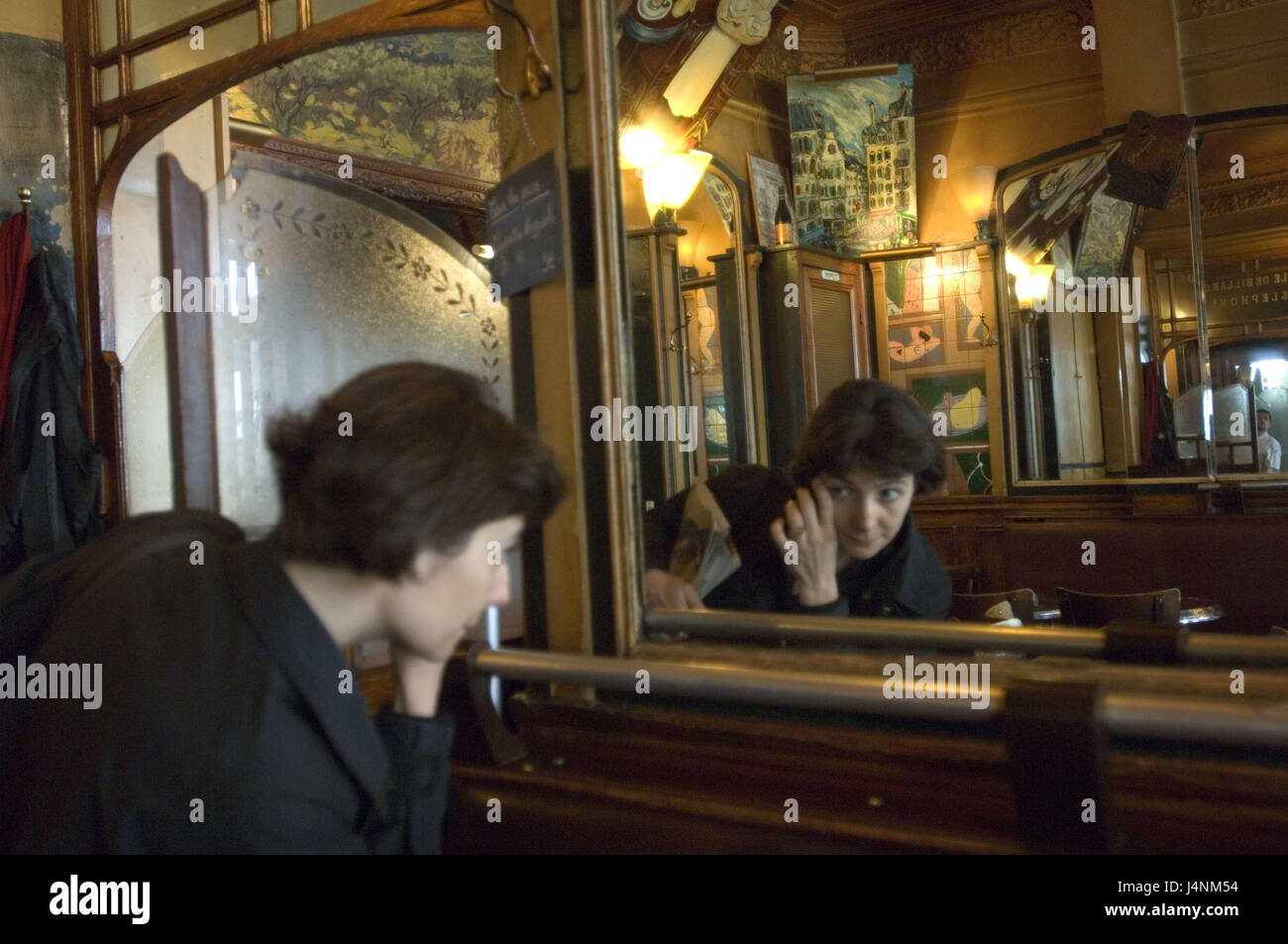 Frankreich, Paris, Café "La Palette", Frau, Wand-Reflektor, Look, Geste, Stockfoto