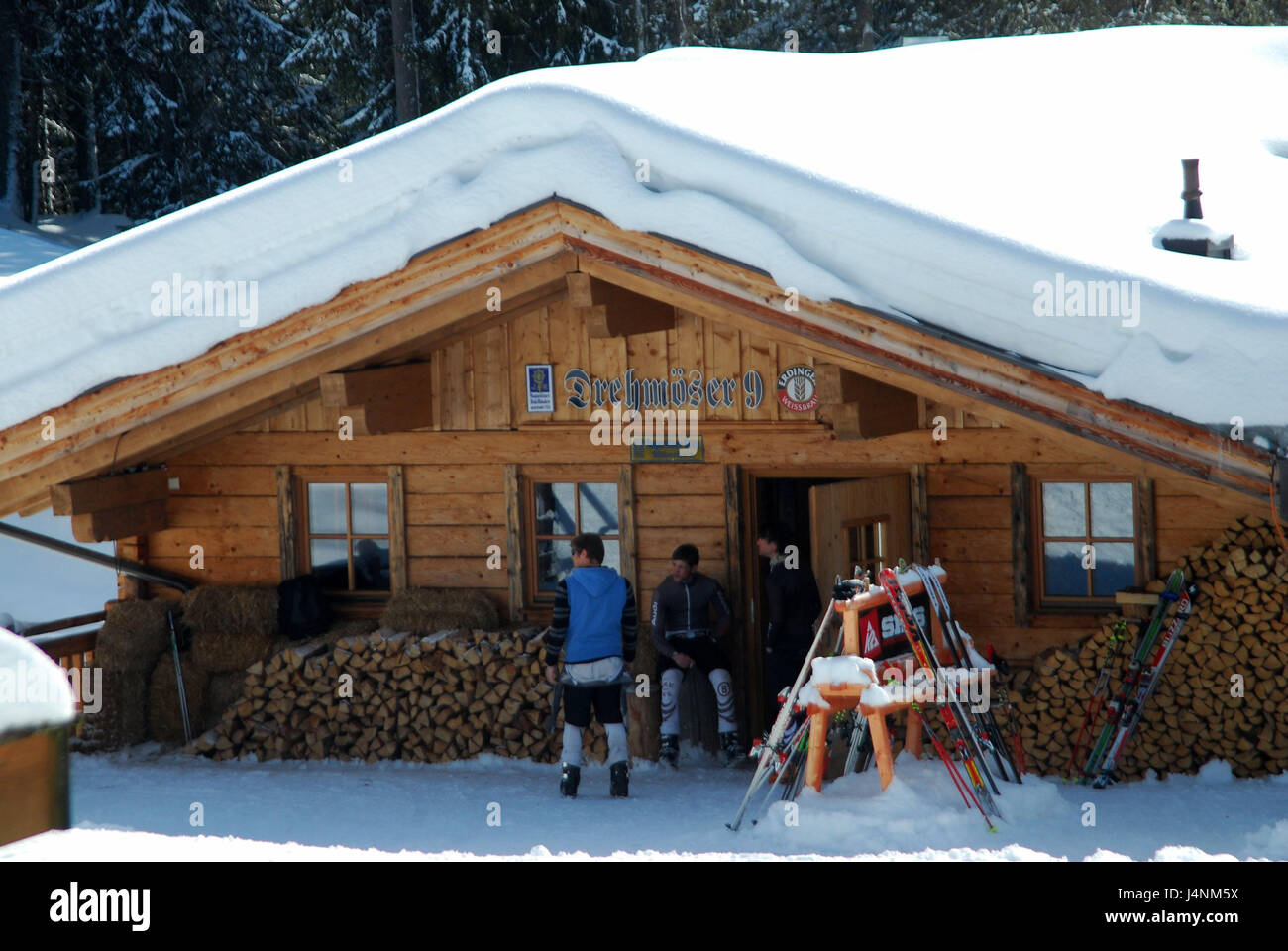 Deutschland, Bayern, Garmisch-Partenkirchen, Hausberg, Drehmöser9, Werdenfels, Skigebiet, Ski Stahlwerke, Stop, Rest, Winter, Schnee, Person, Skifahrer, Brennholz gestapelt, Stockfoto