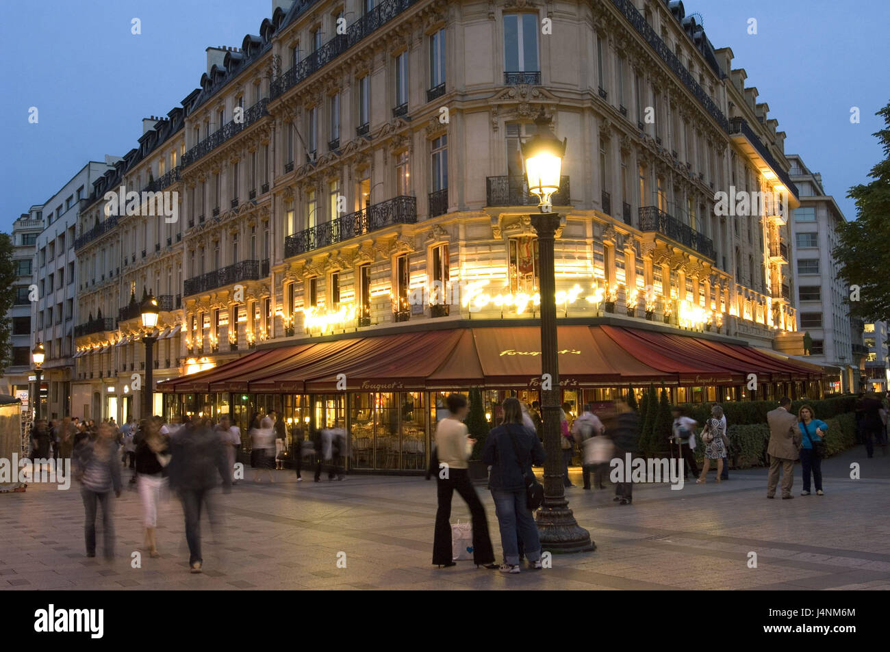 Frankreich, Paris, Avenue des Champs Elysees, Passanten, Dämmerung, Stockfoto