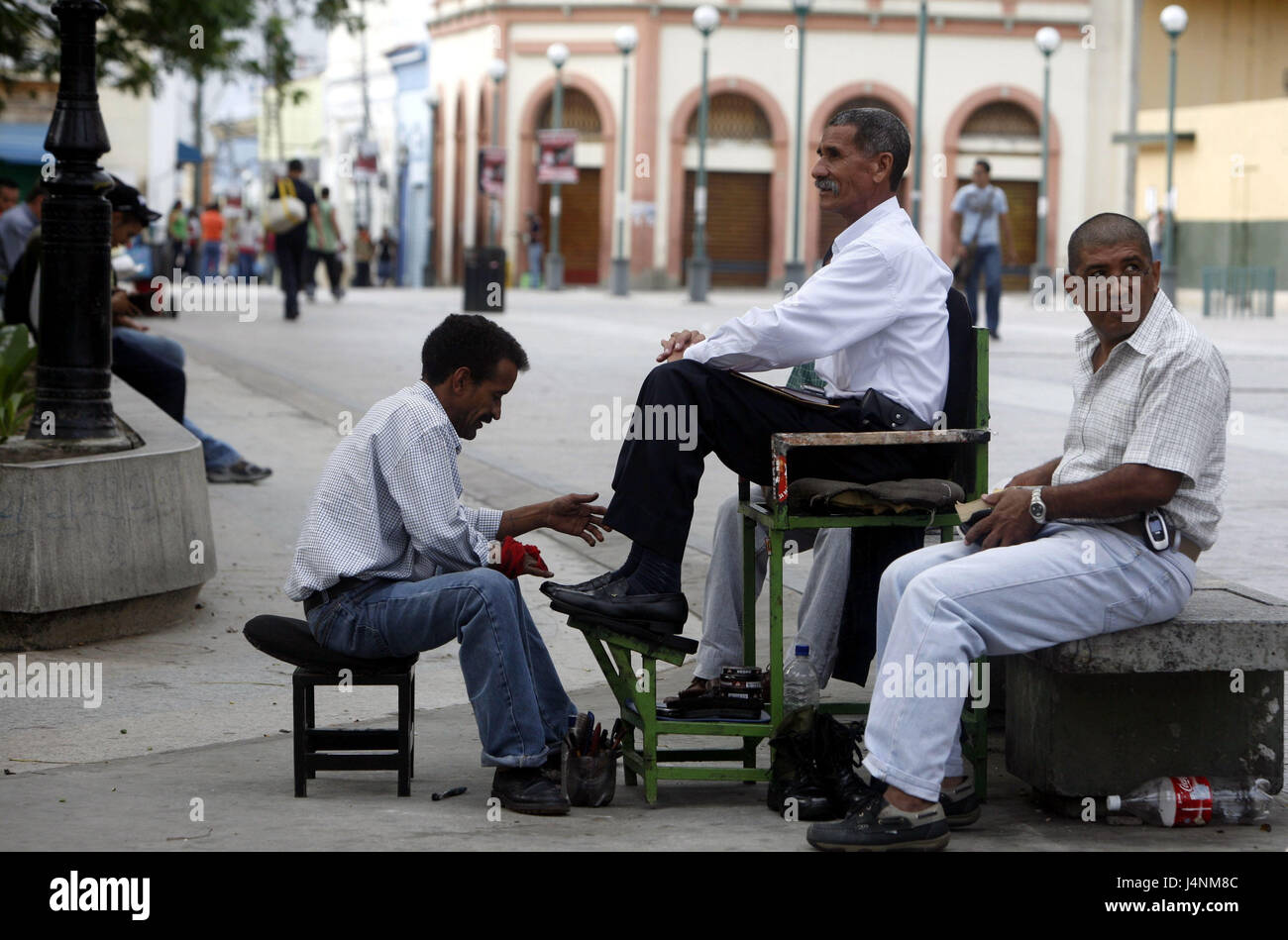 Venezuela, Valencia, Plaza Bolivar, Männer, Schuhputzern, Stockfoto