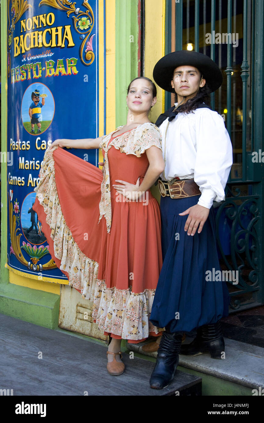 Argentinien, Buenos Aires, Teil der Stadt von La Boca, Tanzpaar, Stand, Haltung, kein Model-release Stockfoto