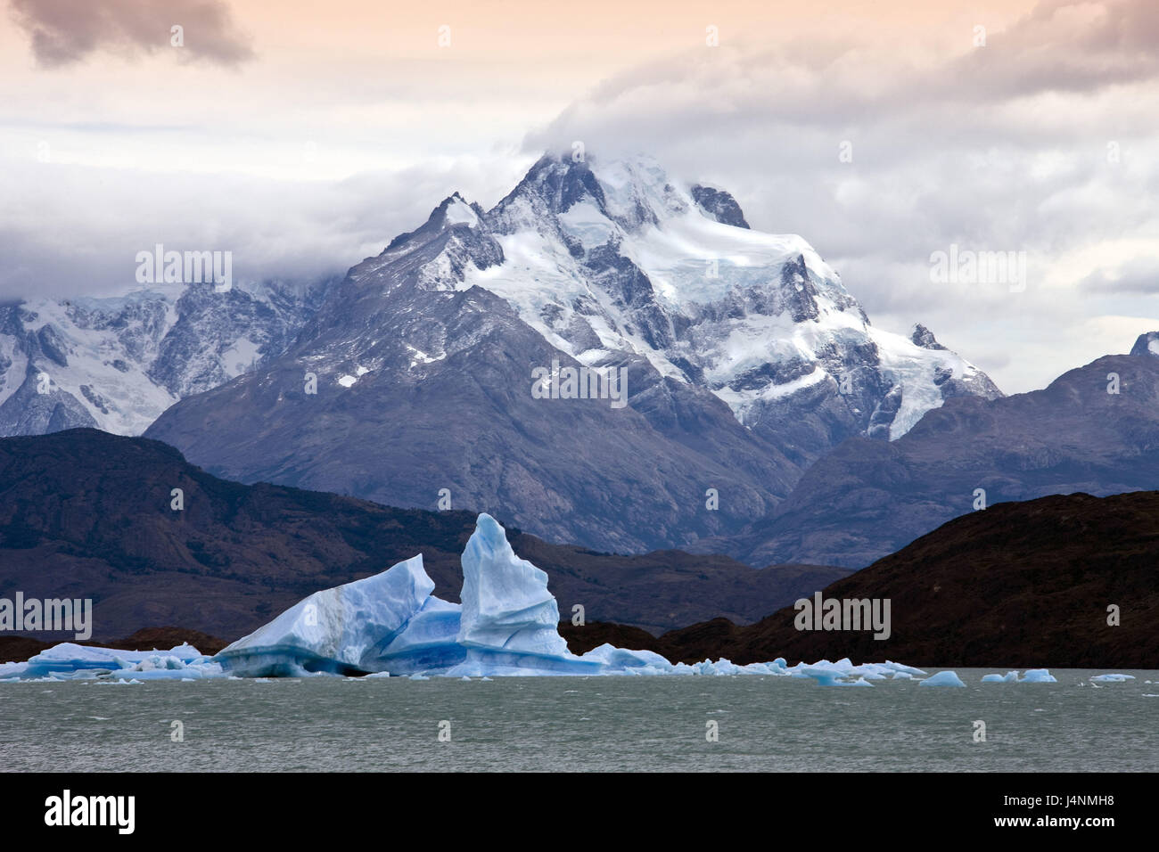 Argentinien, Patagonien, Lago Argentino, Berge, Eisschollen, Stockfoto