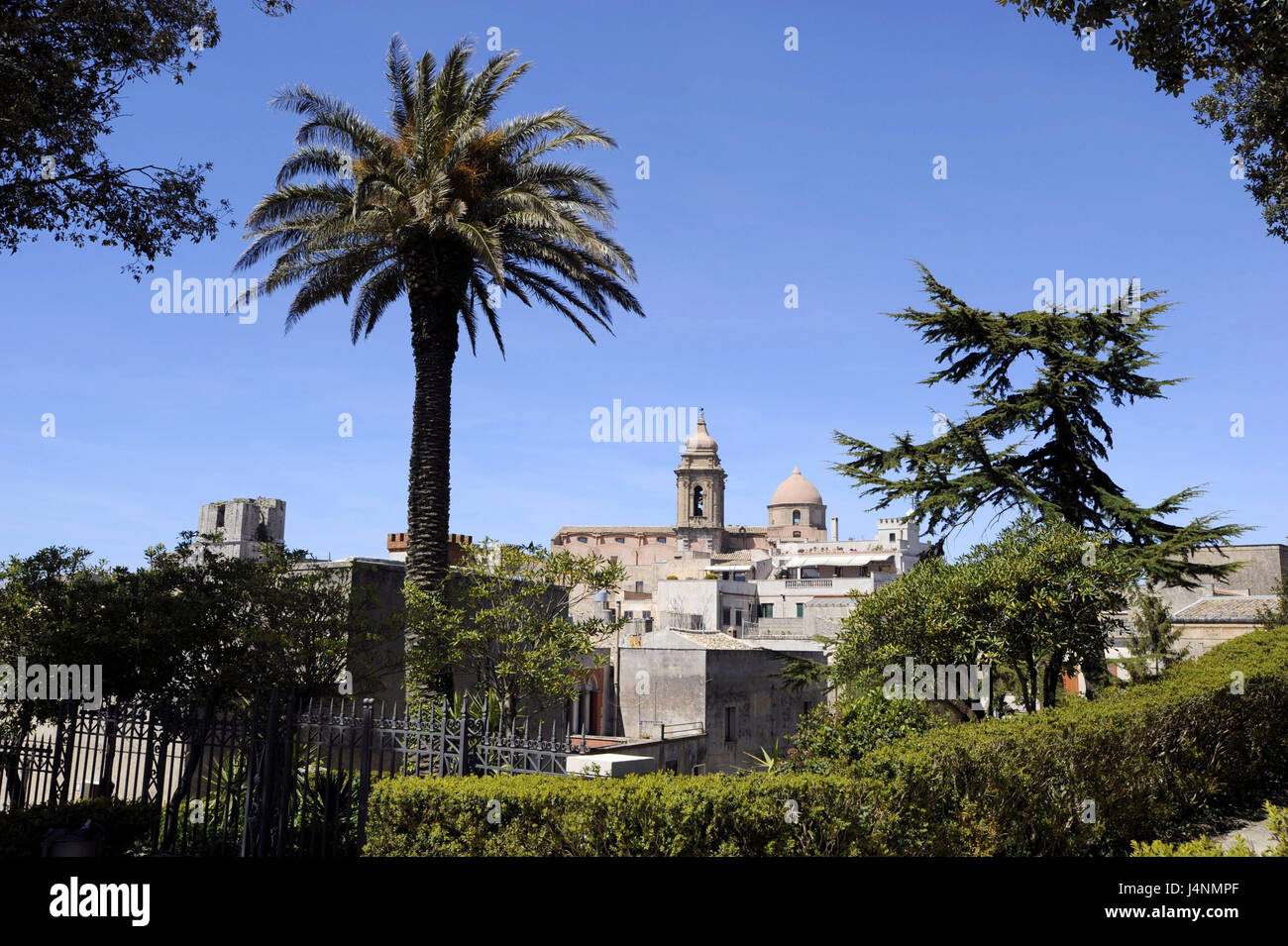 Italien, Insel Sizilien, Erice, lokale Ansicht, Kirche, Handfläche, Bäume, Stockfoto