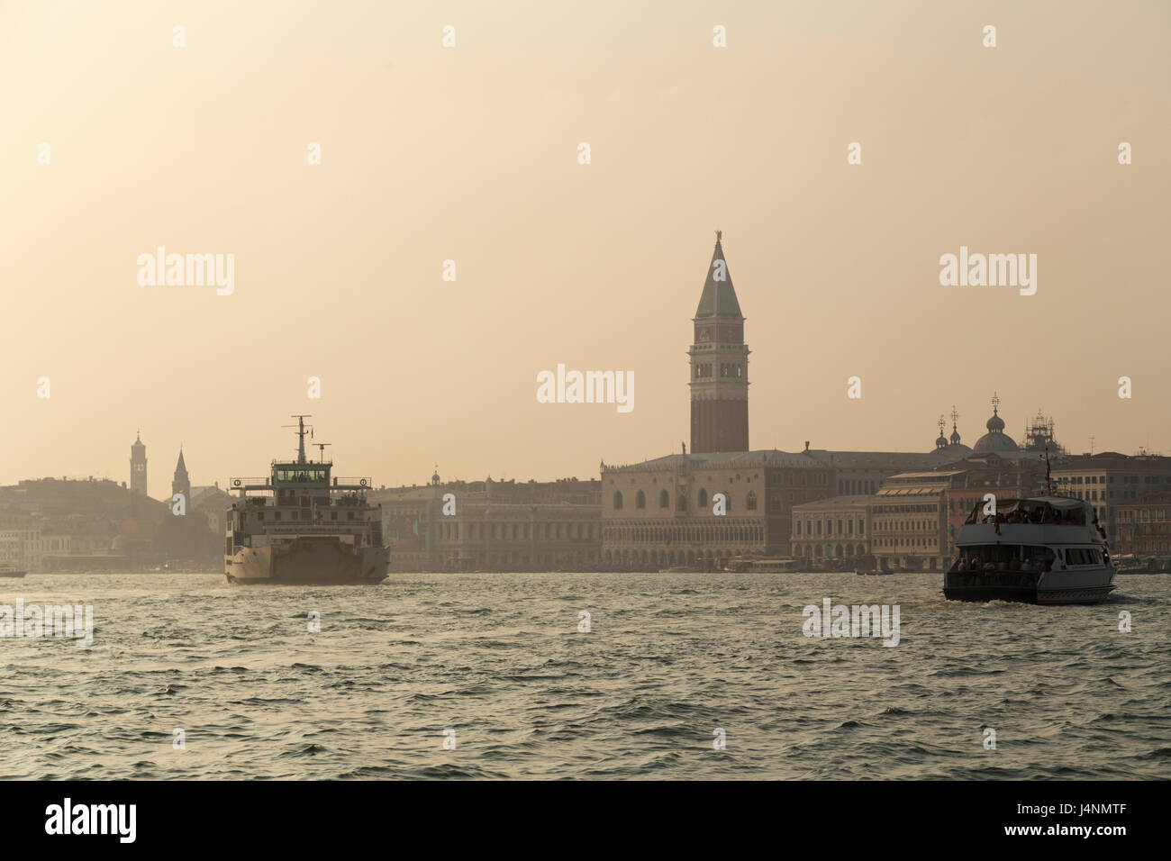 Italien, Venedig, Blick von ikonischen Venedig Stadtbild von der Fähre aus Lido di Venezia. Stockfoto