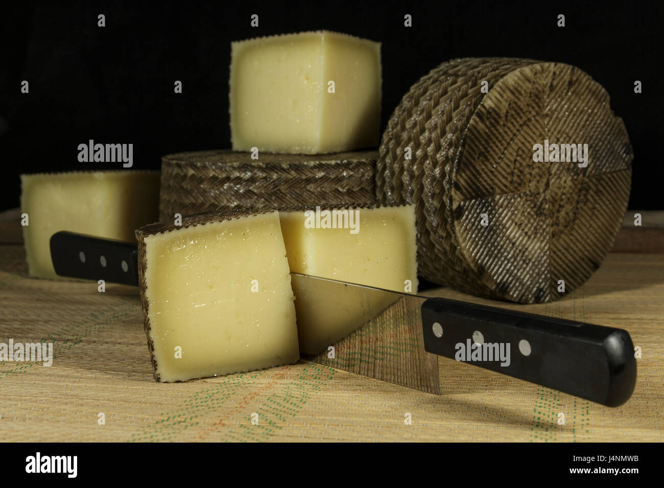 Schafmilch Käse in Stücke geschnitten mit Doppel-behandelt Messer Stockfoto