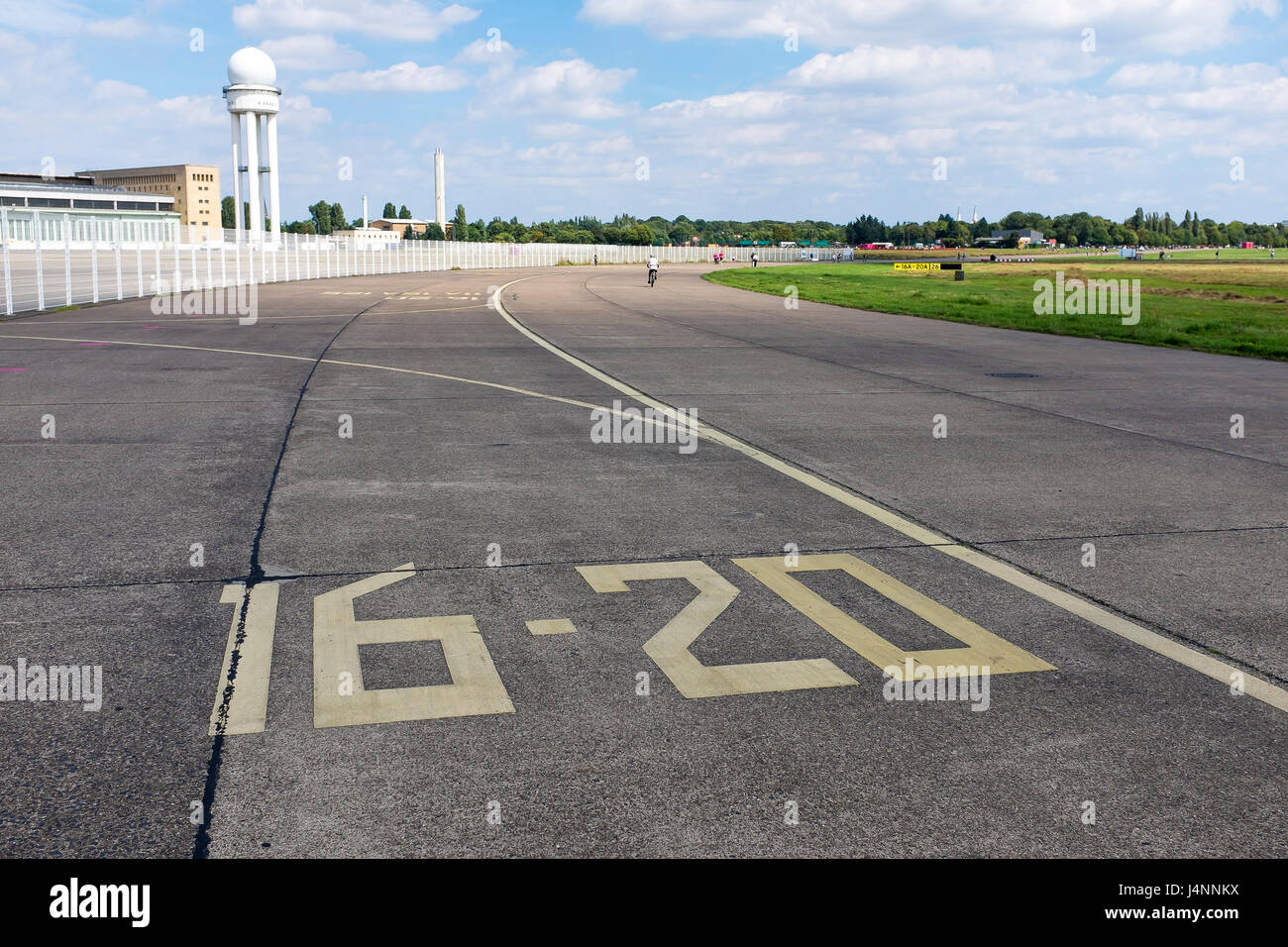 Die Berliner einmal iconic Flughafen Tempelhof ist gut angelegt. Das Terminal als n Asylbewerber Zuflucht, die Start- und Landebahnen als Park. Berlin, Deutschland Stockfoto