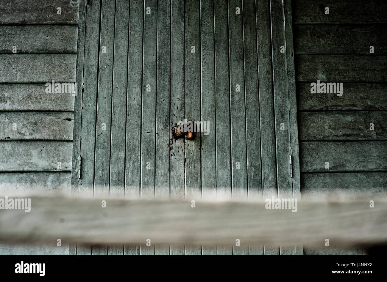 dunkle Tür in alten Spukhaus, abstrakte retro Stockfoto