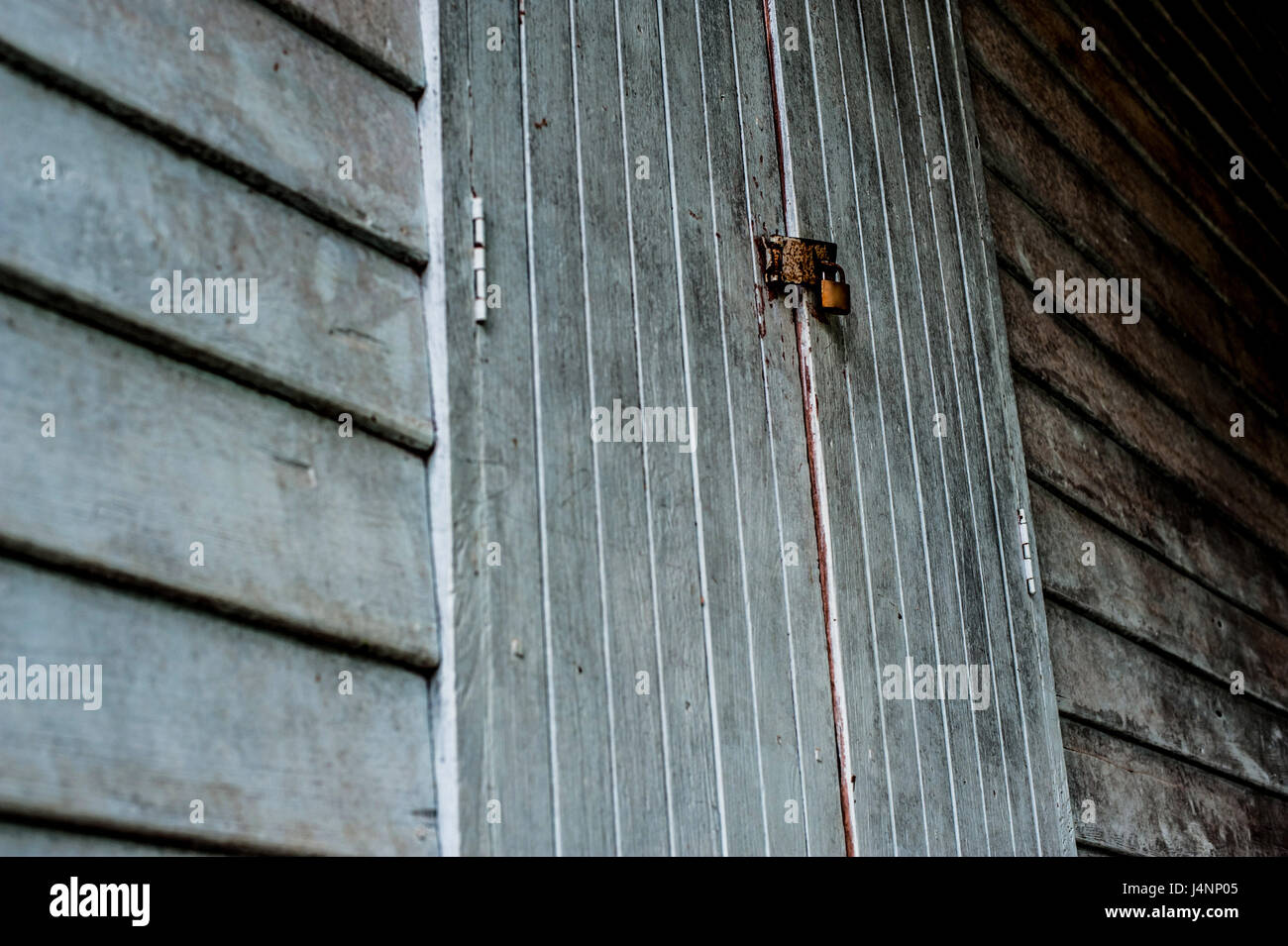 dunkle Tür in alten Spukhaus, abstrakte retro Stockfoto