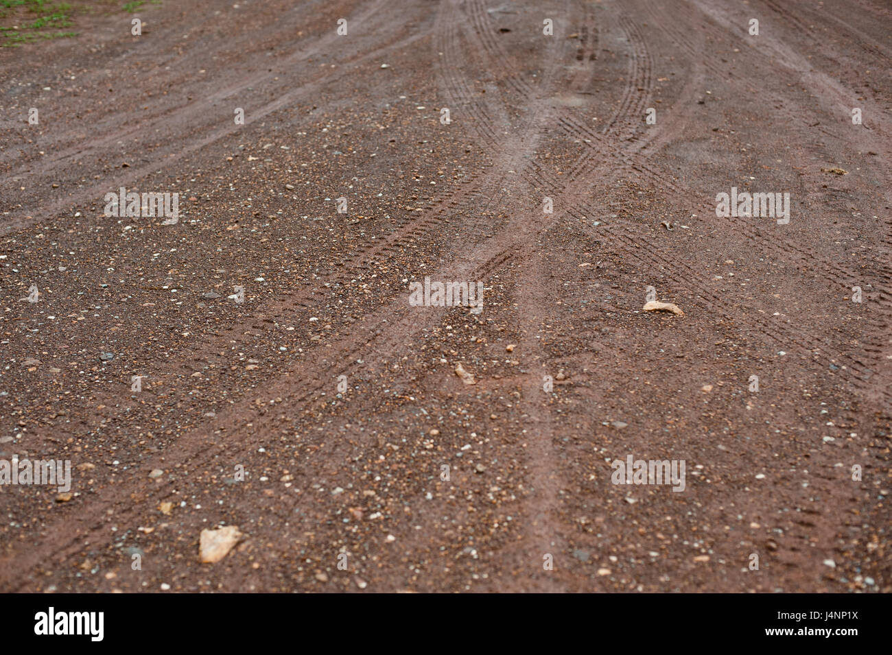 Spuren der Radfahrzeuge in der Landwirtschaft auf einem Feldweg Stockfoto