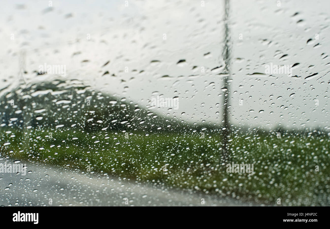 Regen Wassertropfen auf einem Glas Oberfläche Hintergrund, abstrakten Hintergrund Stockfoto