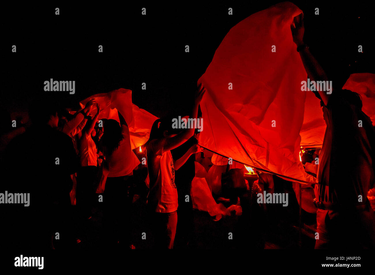 YEE PENG FASTIVAL CHIANG MAI - NOVEMBER 20: Schwimmende Laterne Yee Peng Festival (Loy Krathong), buddhistische schwimmende Laternen auf den Buddha in Odds Stockfoto