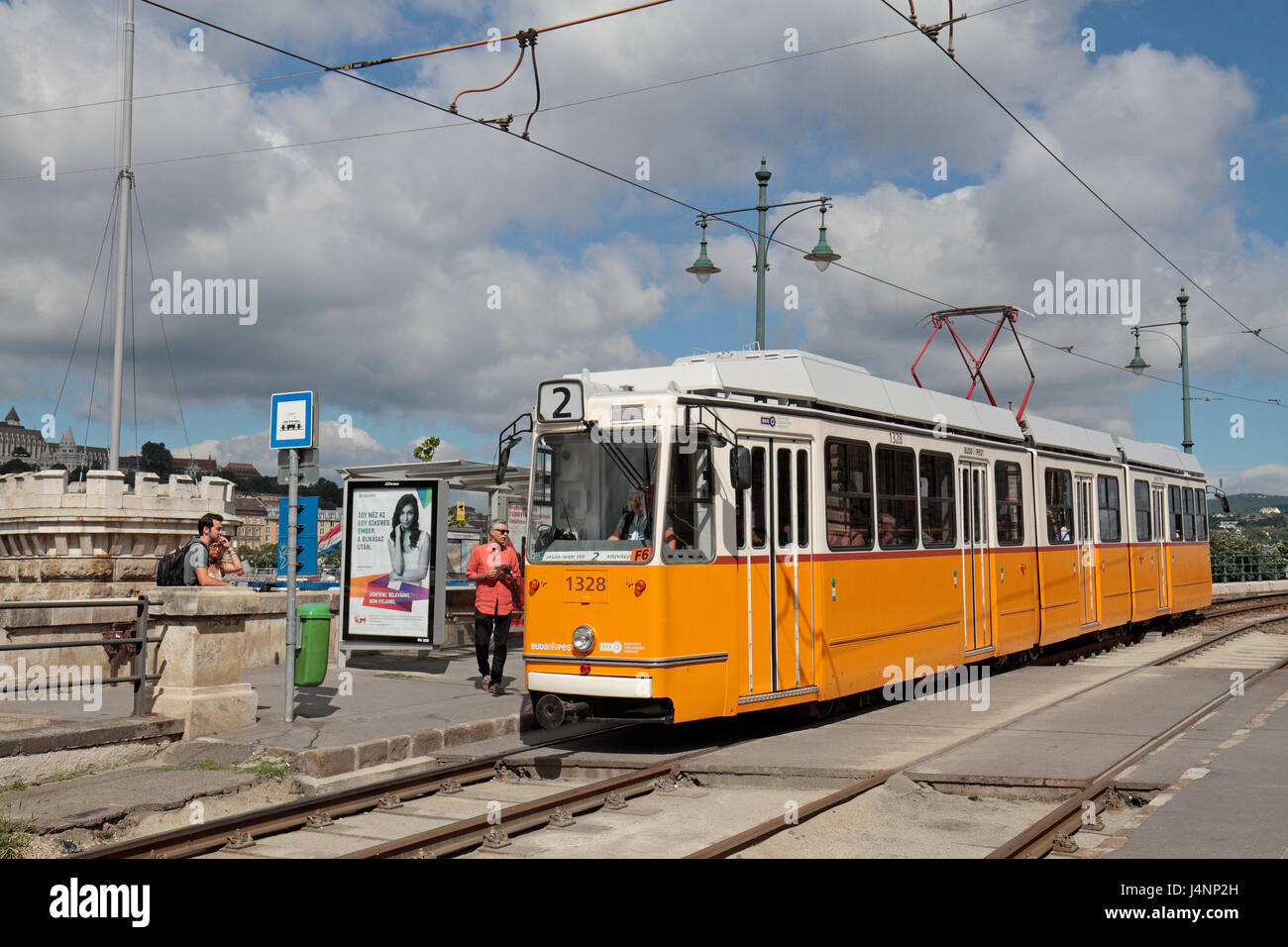 Nr. 2 elektrische Straßenbahn in Budapest, Ungarn. Stockfoto