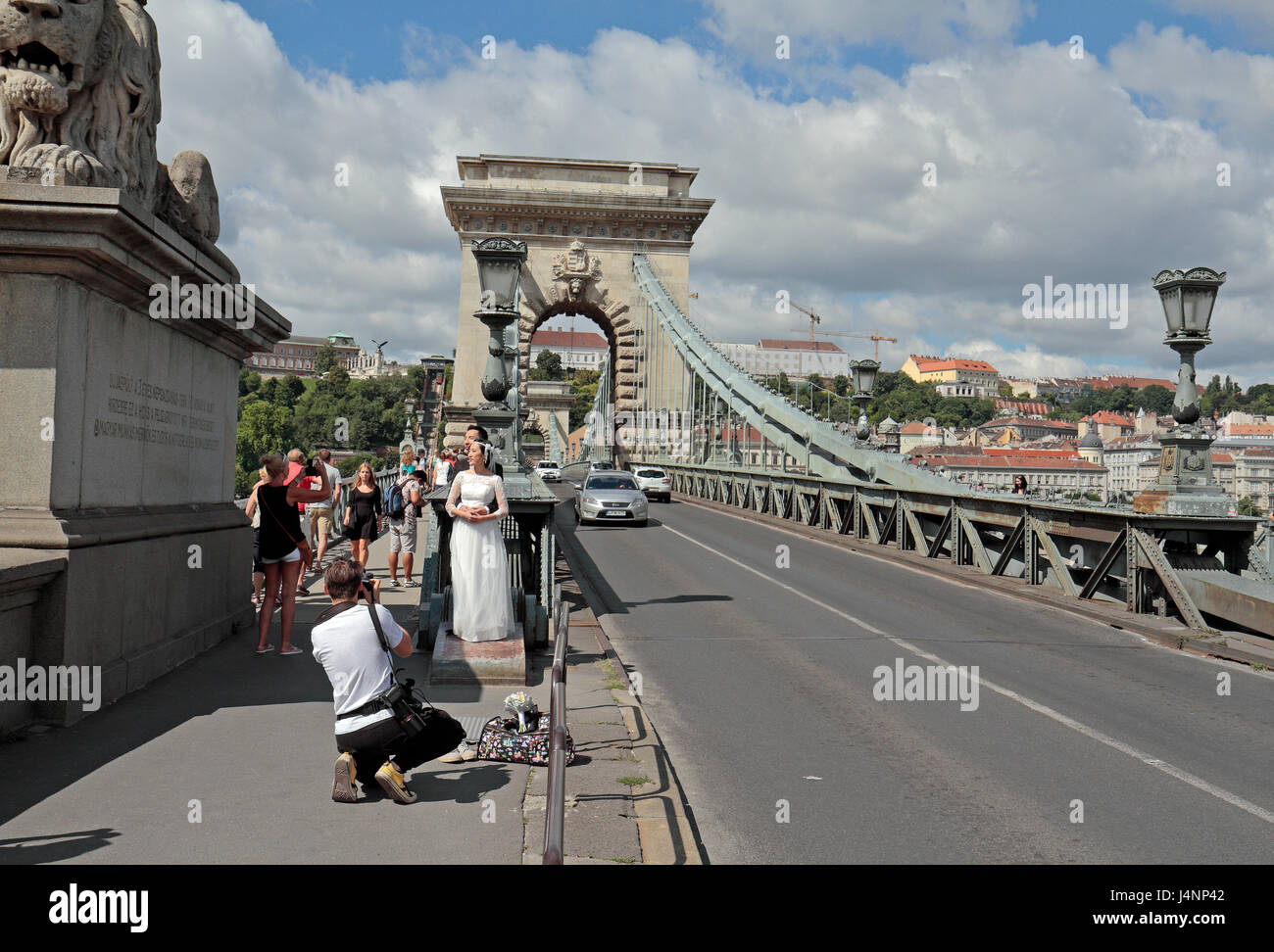 Ein paar Hochzeitsfotos Donau, Budapest, Ungarn auf der Kettenbrücke (Széchenyi Lánchíd) übernommen. Stockfoto