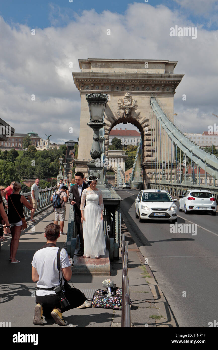 Ein paar Hochzeitsfotos Donau, Budapest, Ungarn auf der Kettenbrücke (Széchenyi Lánchíd) übernommen. Stockfoto