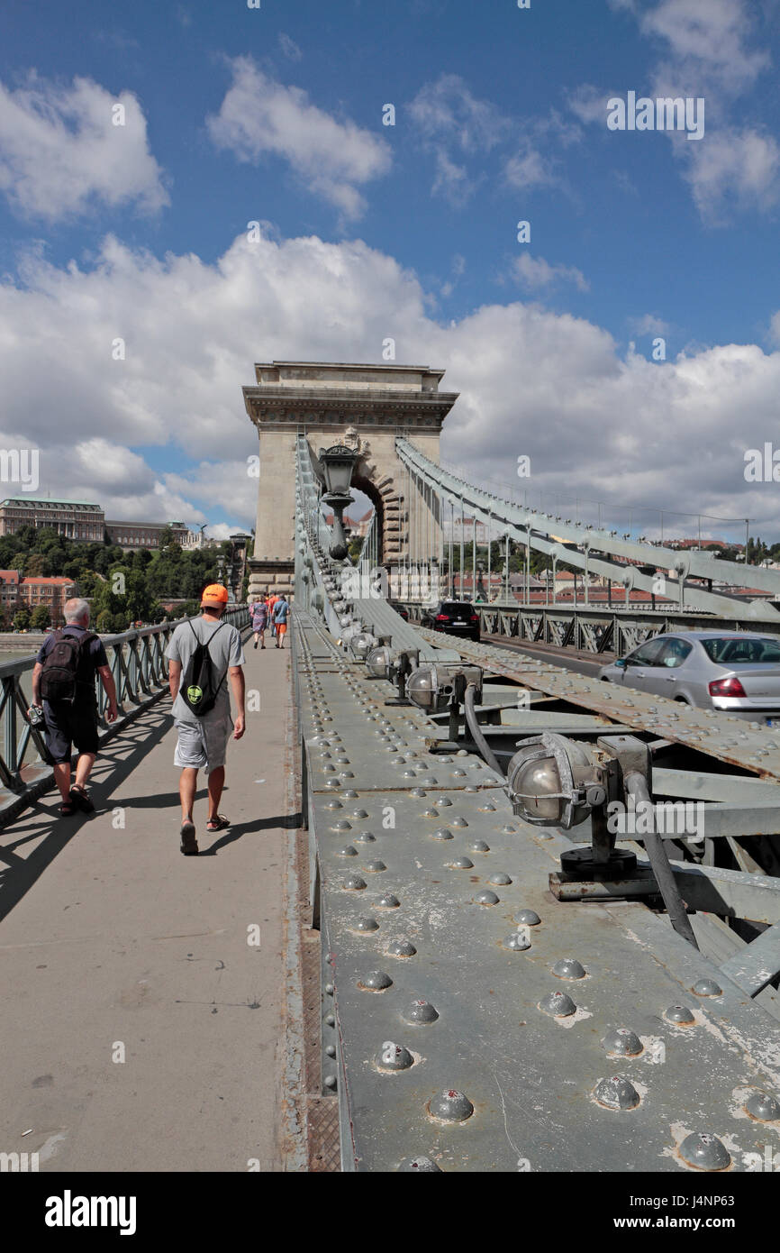 Fußgängersteg auf der Kettenbrücke über die Donau, Budapest, Ungarn (Széchenyi Lánchíd). Stockfoto