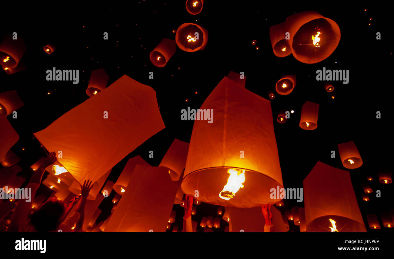 Schwimmende Laterne Yee Peng Festival (Loy Krathong), buddhistische schwimmenden Laternen auf den Buddha in Odds Bezirk in CHIANG MAI THAILAND Stockfoto