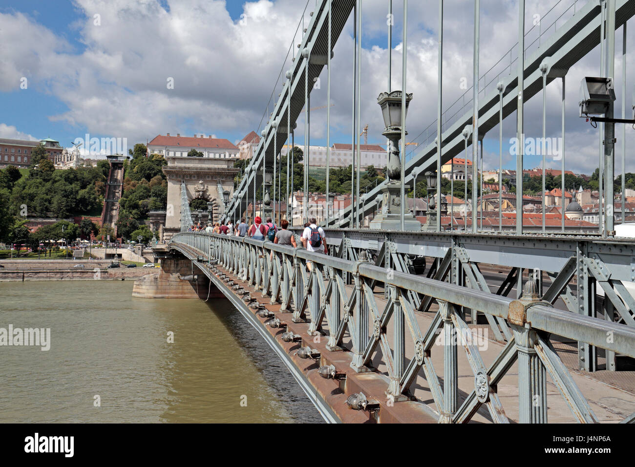 Fußgängersteg auf der Kettenbrücke über die Donau, Budapest, Ungarn (Széchenyi Lánchíd). Stockfoto