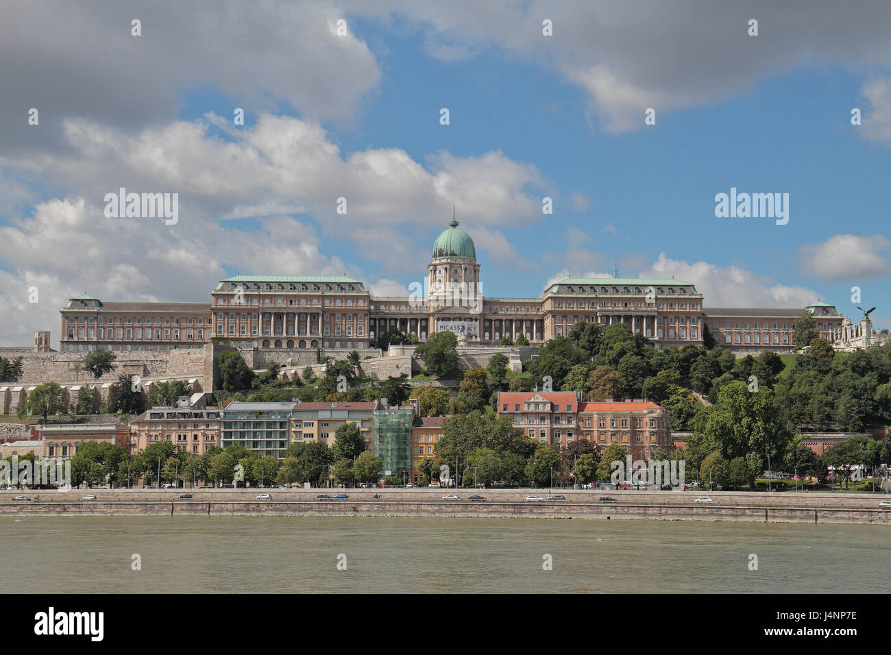 Budaer Burg (einschließlich der Ungarischen Nationalgalerie) betrachtet über die Donau in Budapest, Ungarn. Stockfoto