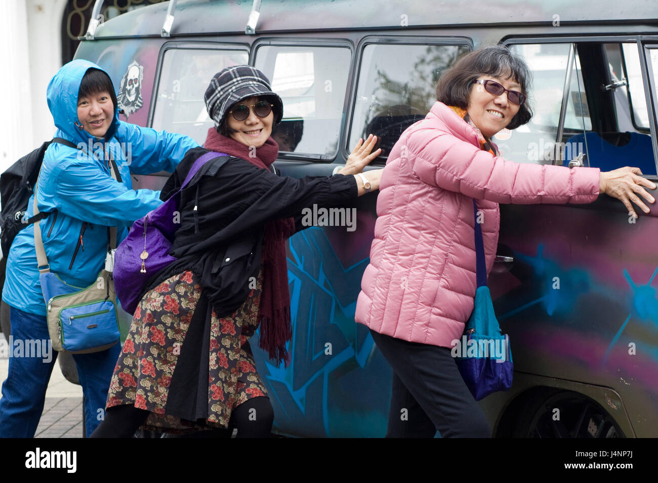 Asiatische Touristen drängen Volkswagen Wohnmobil Stockfoto
