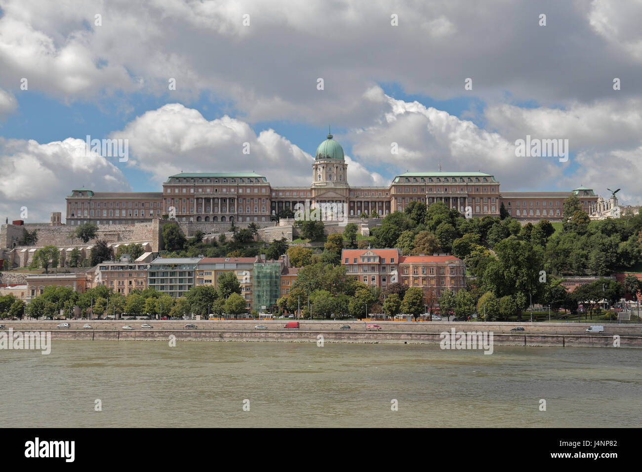 Budaer Burg (einschließlich der Ungarischen Nationalgalerie) betrachtet über die Donau in Budapest, Ungarn. Stockfoto