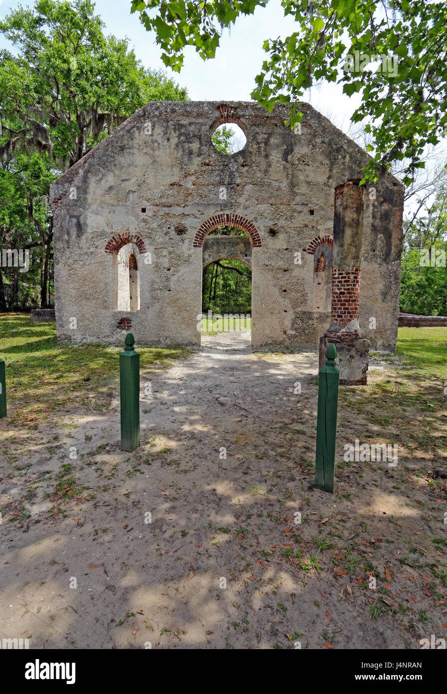 Tabby Wand Ruinen der Kapelle von Leichtigkeit St. Helenas Episcopal Church auf St. Helena Island in Beaufort County, South Carolina vertikal Stockfoto