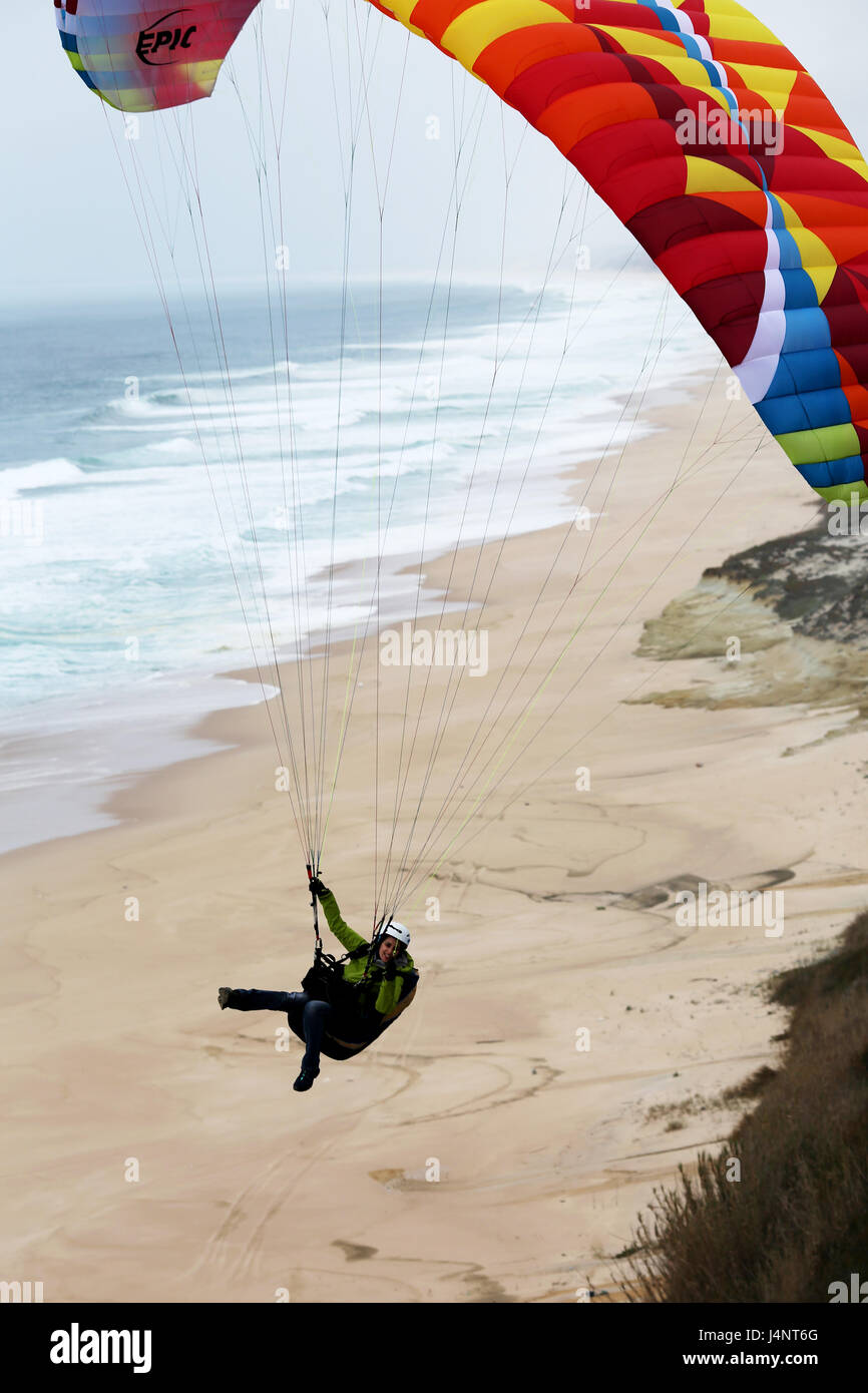 Eine weibliche Gleitschirm fliegen am Aberta Nova Beach. Stockfoto