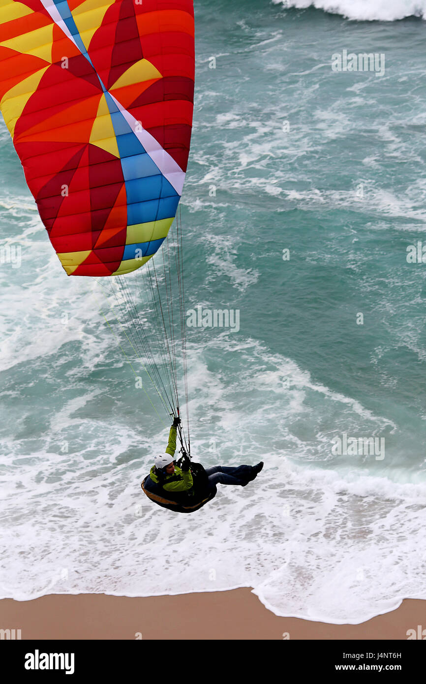 Eine weibliche Gleitschirm fliegen am Aberta Nova Beach. Stockfoto