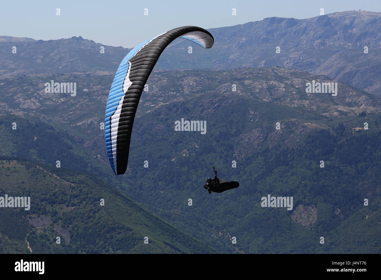 Eine weibliche Gleitschirmpilot bei den British Open 2016 in Manteigas, Portugal Stockfoto