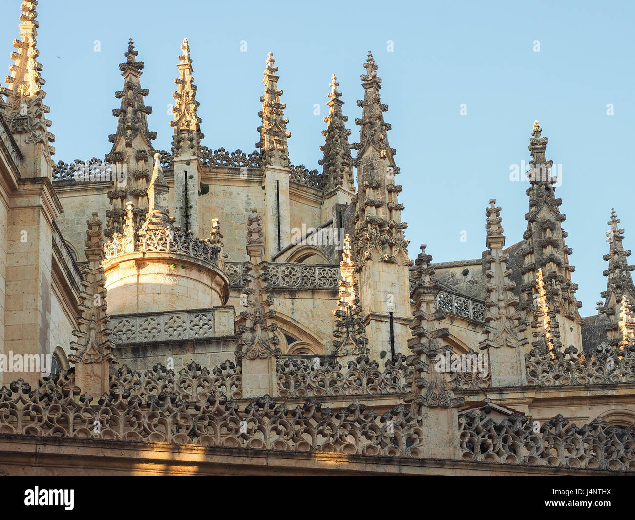 Eine Nahaufnahme Detail detaillierte Ansicht von reich verzierten filigranen gotischen Architektur Catedral die Kathedrale Santa Maria Dach blue sky Segovia, Spanien Stockfoto