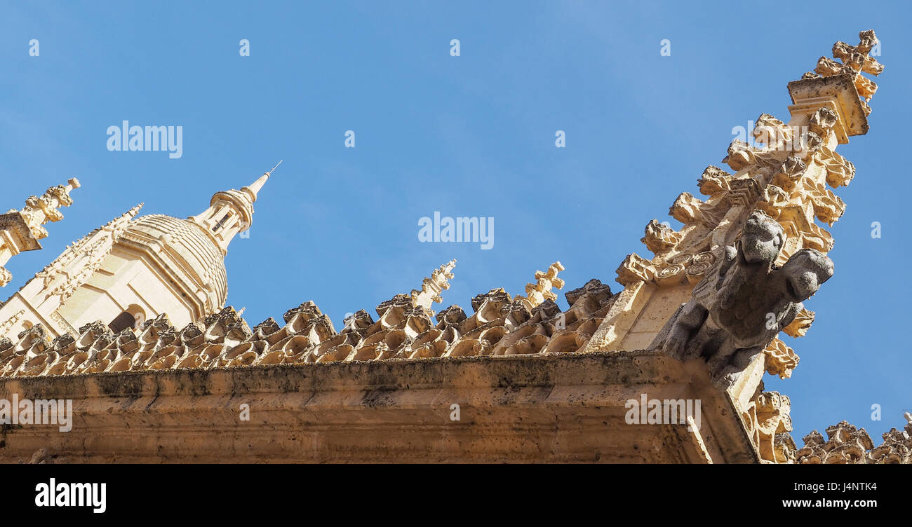 Eine Nahaufnahme Detail detaillierte Ansicht von reich verzierten filigranen gotischen Architektur Catedral die Kathedrale Santa Maria mit Wasserspeier Segovia, Spanien Stockfoto