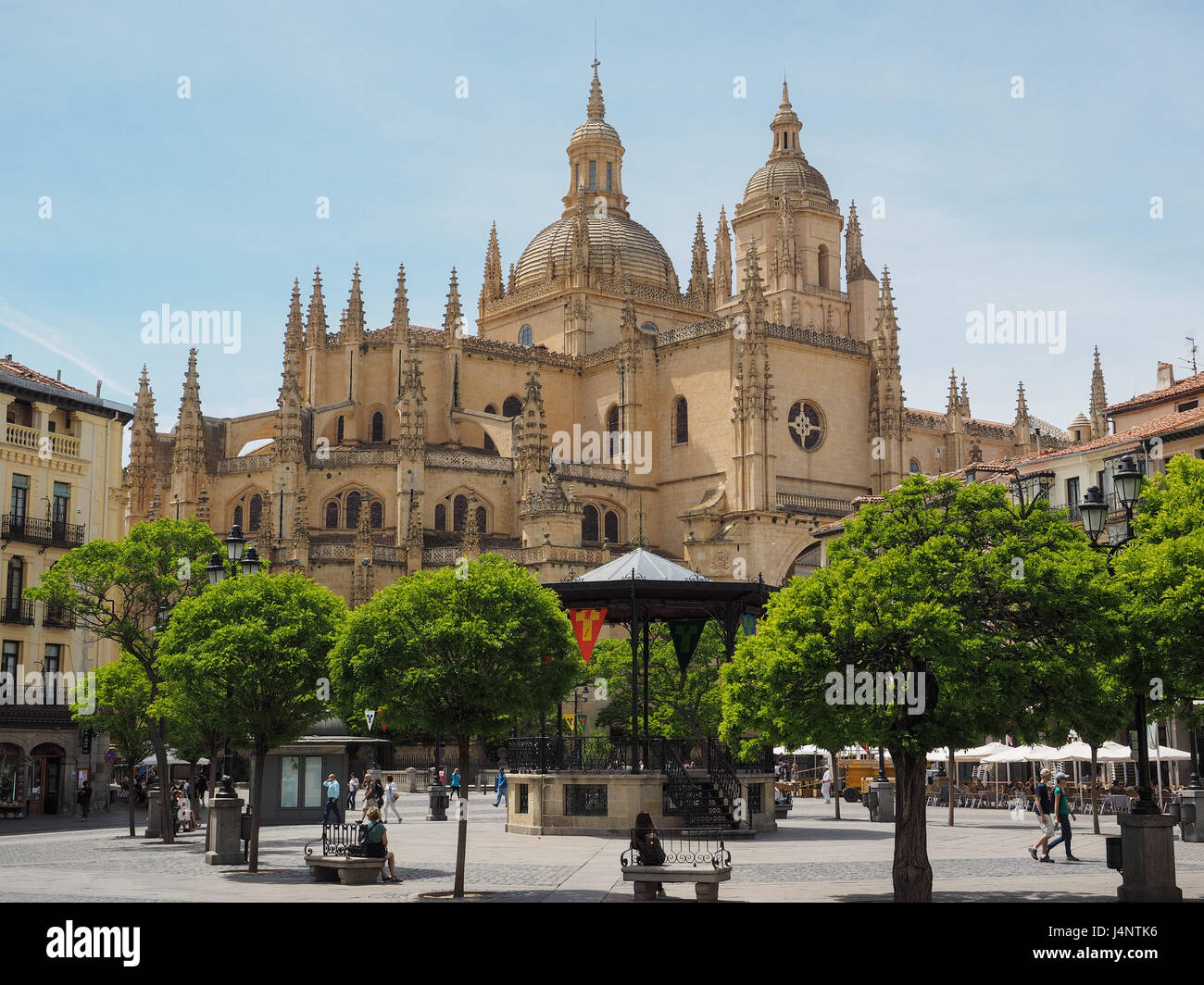 Ein Blick auf die Kathedrale Die Kathedrale Santa Maria von der Plaza Platz mit Bäumen im Vordergrund Segovia Spanien Stockfoto