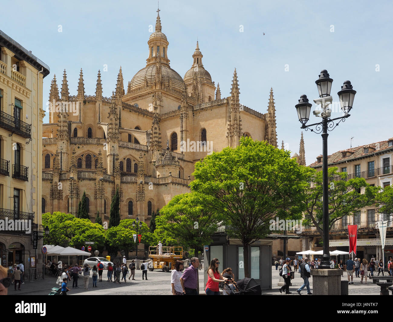 Ein Blick auf die Kathedrale Die Kathedrale Santa Maria von der Plaza Platz mit Bäumen und alte verzierte Lampe Lampen Laterne Vordergrund Segovia Spanien Stockfoto
