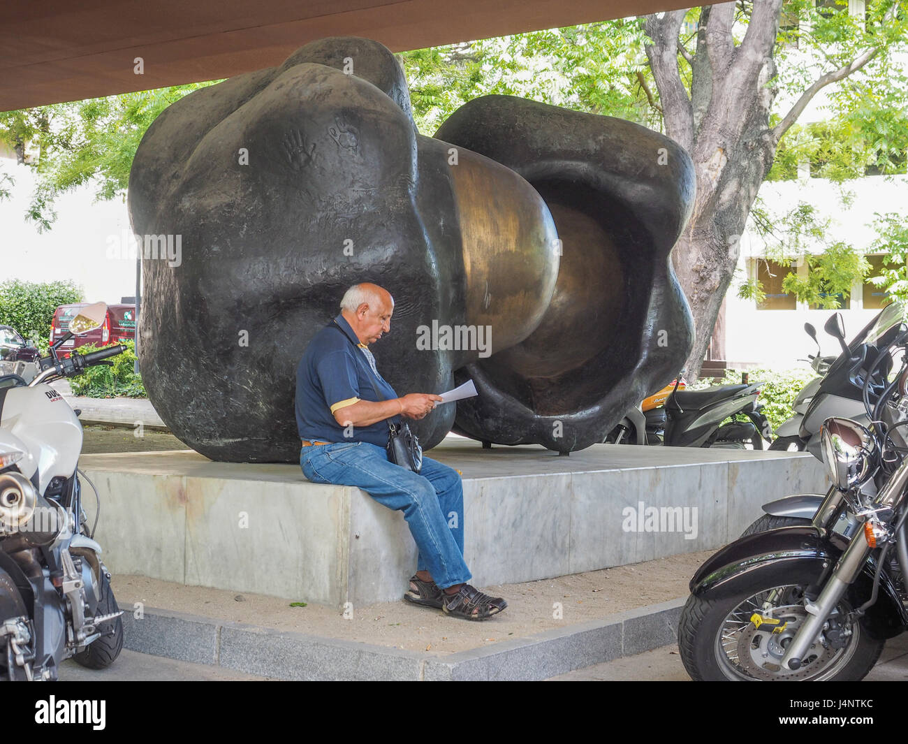 Ein Blick auf die Unidades Skulptur von Pablo Serrano im open air Garten Park Museum Museo de Escultura al Aire Libre Madrid Mann sitzende Person suchen Stockfoto