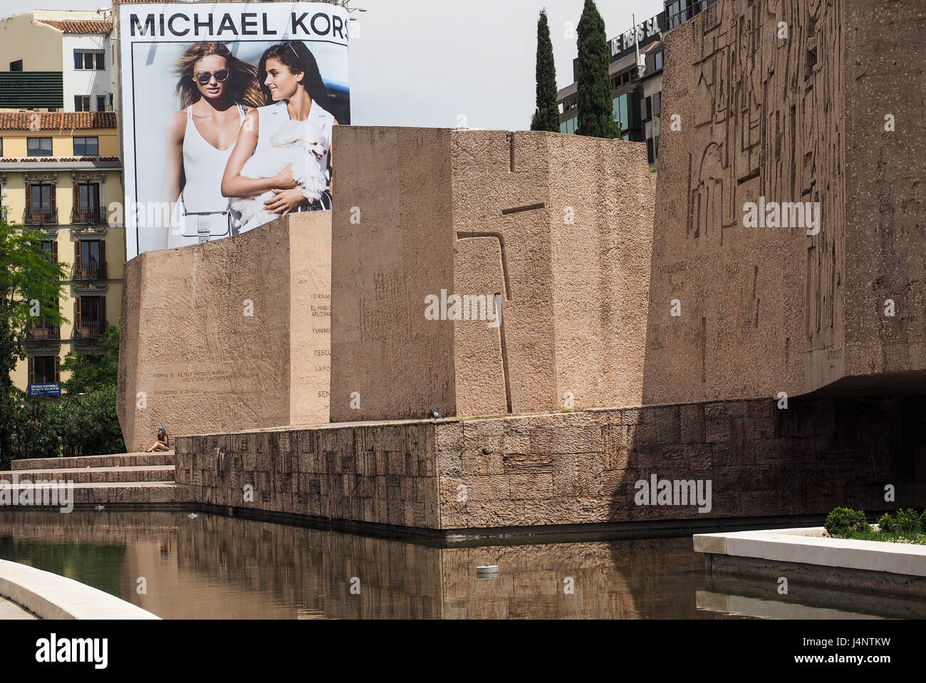Plaza Colon und Jardines del Descubrimiento Denkmal der Entdeckung Amerikas, Madrid, mit einer sitzenden Person mit Skala, Spanien Stockfoto