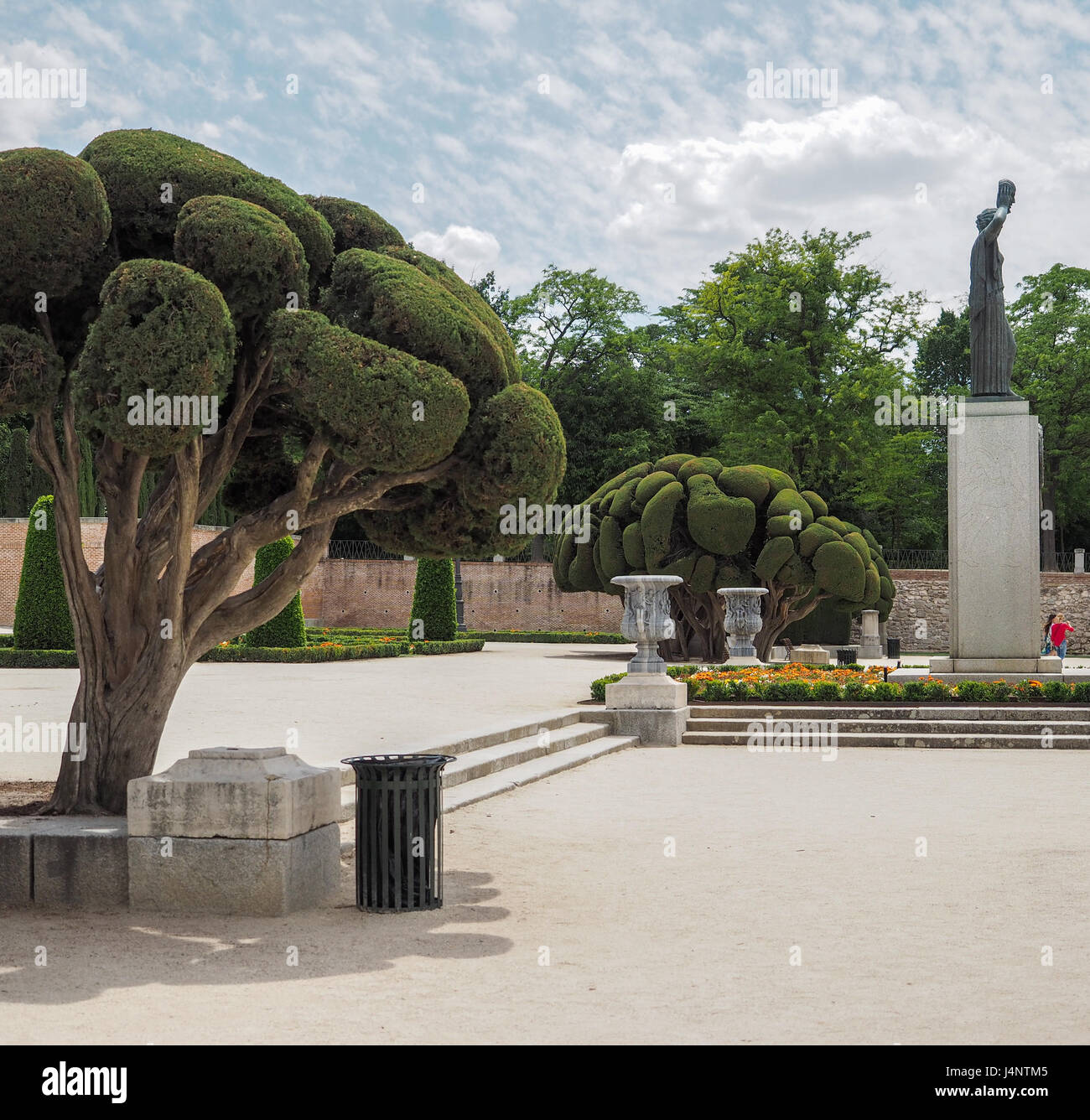 Reich verzierte Zypressen Schritte und die Statue von Frau Maria mit bis aloft eine Maske auf einem Sockel im Parque del Retiro in Madrid, Spanien Stockfoto
