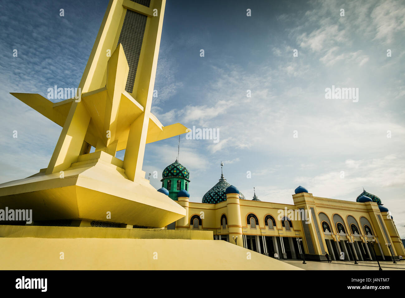 Große Moschee von Martapura, Masjid Al-Karomah beeindruckende religiöse Stätte des islamischen Glaubens gewidmet. Schöne Weitwinkel niedrig Blick auf riesige Moschee Stockfoto