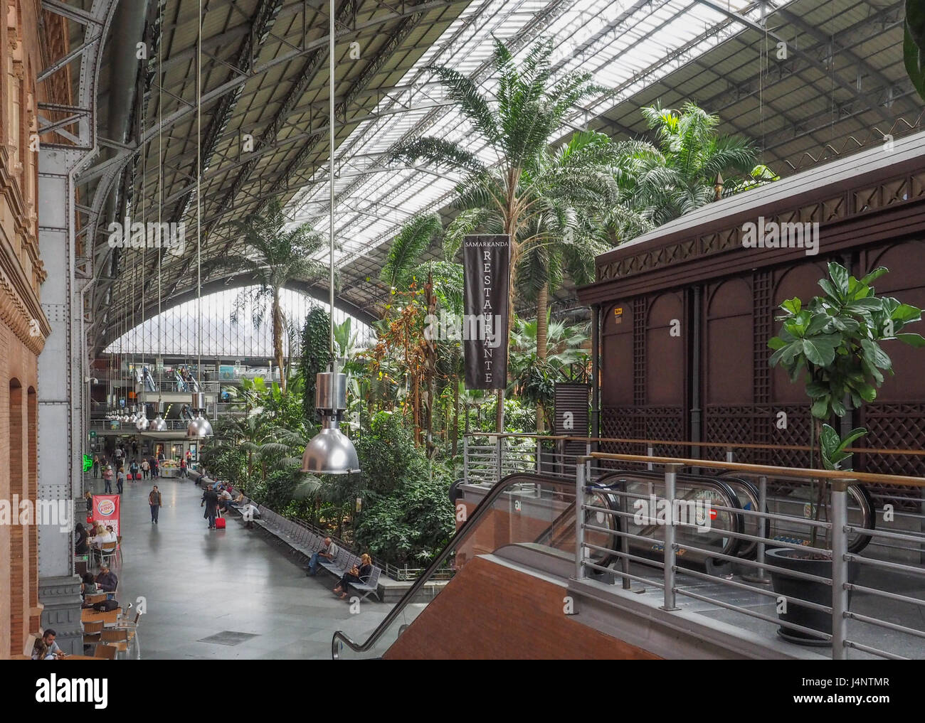 ein Blick ins Innere der Atocha Bahnhof Estacion de Atocha-Madrid, Spanien Stockfoto