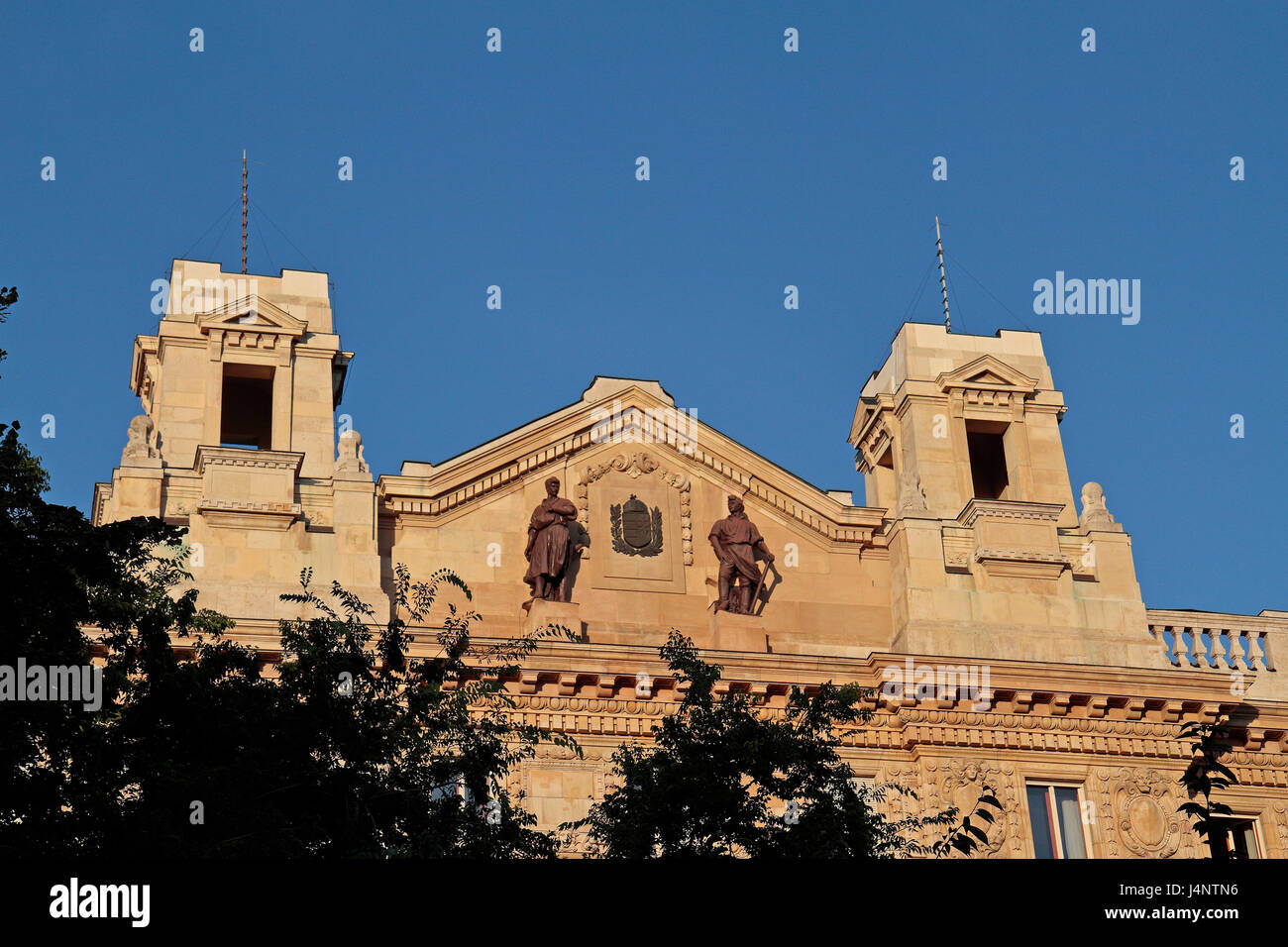 Detail mit der Spitze der Magyar Nemzeti Bank in Liberty Square, Szabadság Tér, Budapest, Ungarn. Stockfoto