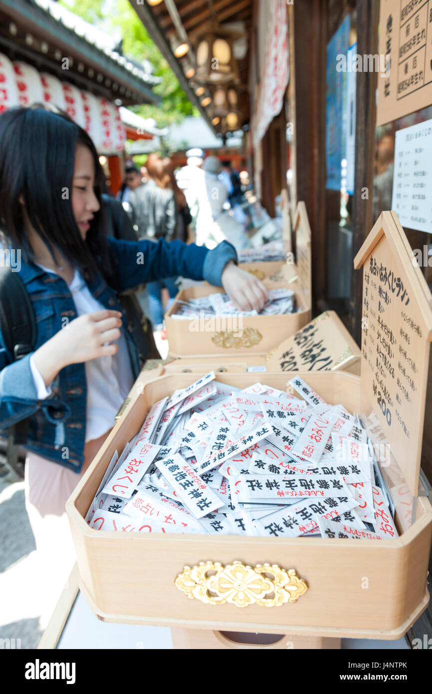 Kyoto, Japan - März 2016: Geschäft innen Shinto-Schrein und buddhistischer Tempel in Japan verkauft Omikuji oder Papierstreifen mit Vermögen für Besucher Stockfoto