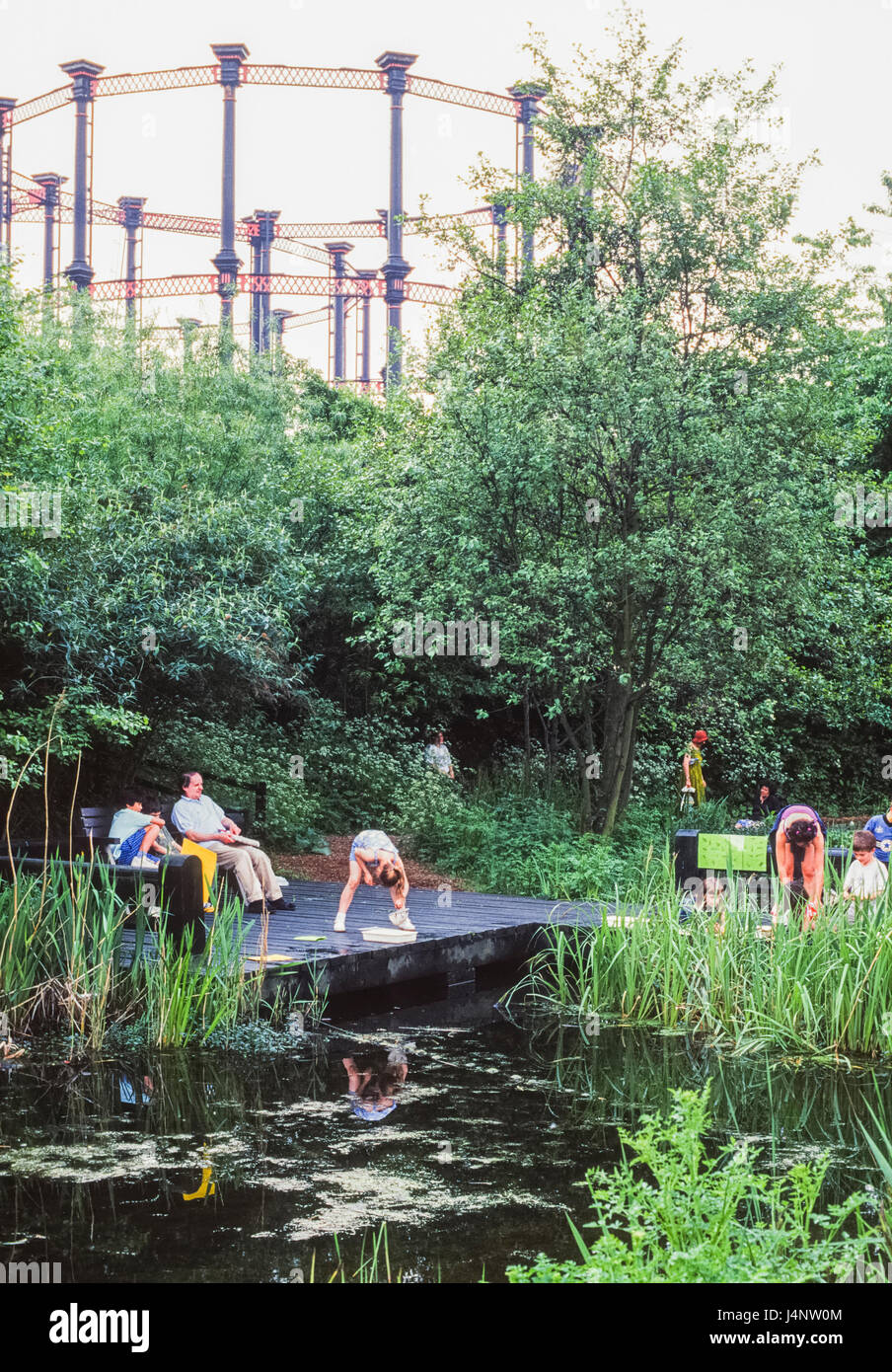 Camley Street Natural Park mit Gasometer, Besucher Teich Tauchen im Sommer, London Wildlife Trust, Camden, London, Großbritannien Stockfoto