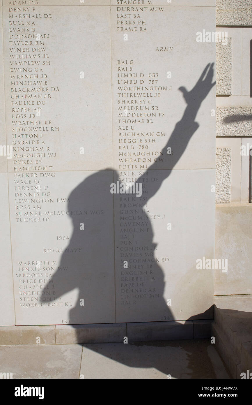 Schatten eine fallende Mädchen Hand in der Luft am Kriegerdenkmal Stockfoto