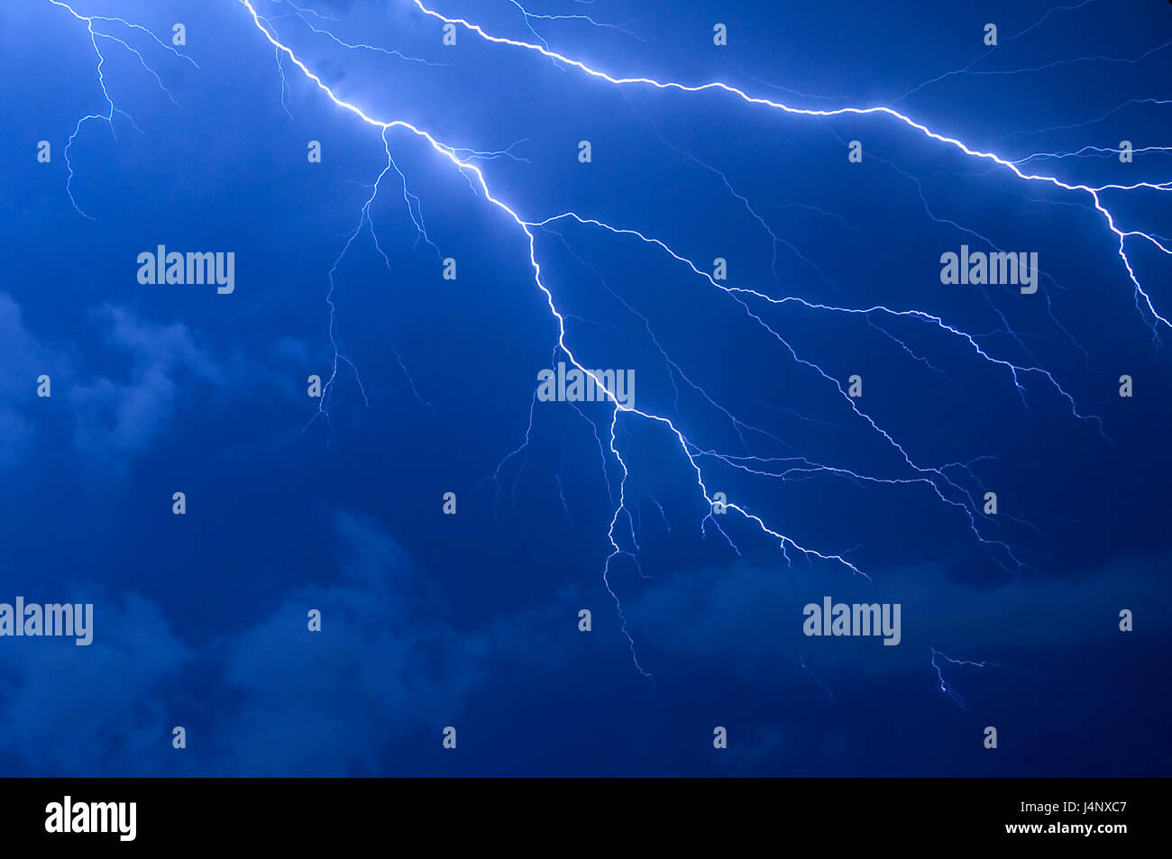 Blaue Blitzeinschlag Gewitter nach Sonnenuntergang in Florida Stockfoto