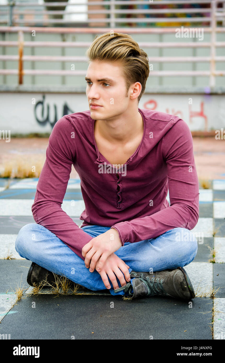 Attraktive Blaue Augen Blonde Junge Mann Stockfotografie Alamy