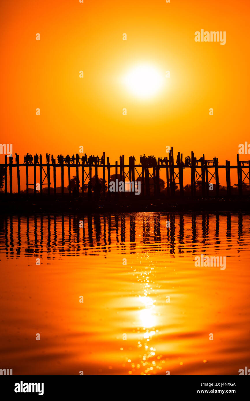 Stock Foto - Silhouette der Fußgängerbrücke 1060 Polzahl, Amarapura, Mandalay-Division, Myanmar, Asien Stockfoto