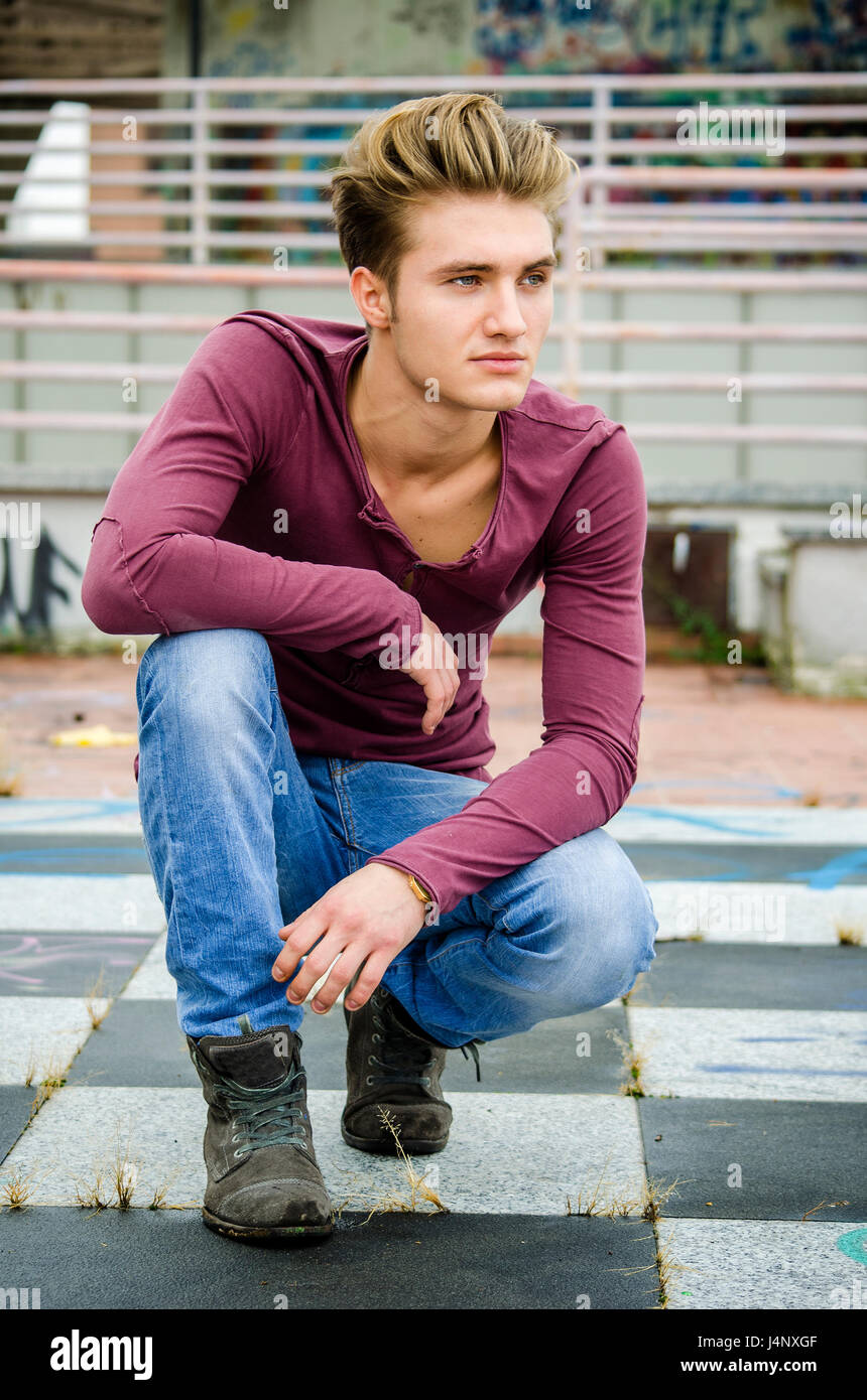 Attraktive blaue Augen, blonde junge Mann Stockfotografie Alamy