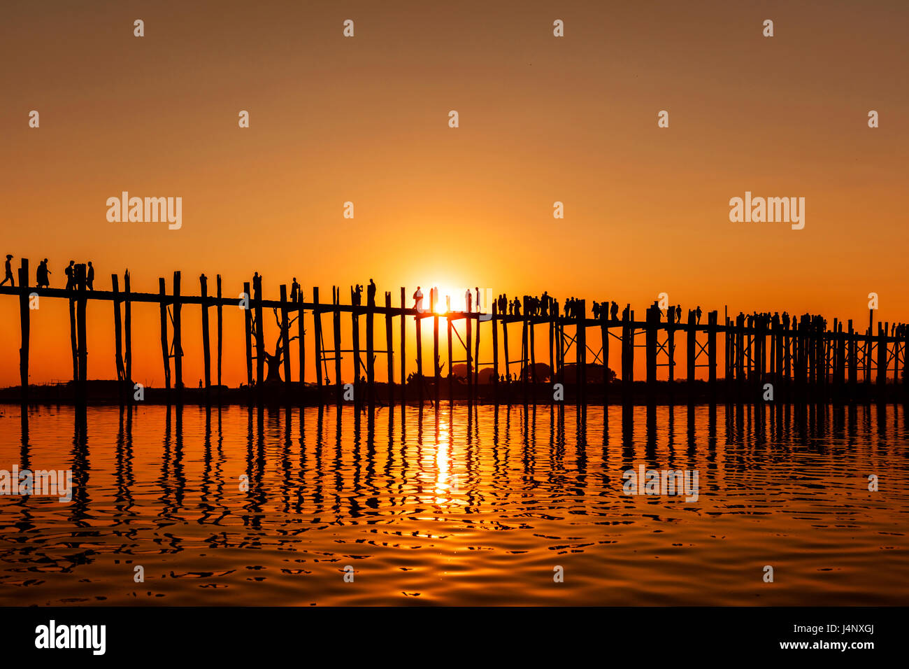 Stock Foto - Silhouette der Fußgängerbrücke 1060 Polzahl, Amarapura, Mandalay-Division, Myanmar, Asien Stockfoto