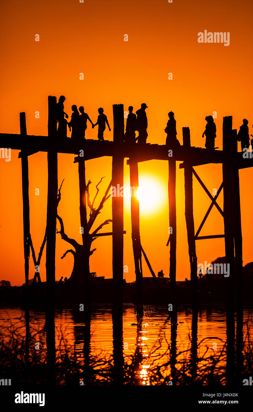 Stock Foto - Silhouette der Fußgängerbrücke 1060 Polzahl, Amarapura, Mandalay-Division, Myanmar, Asien Stockfoto