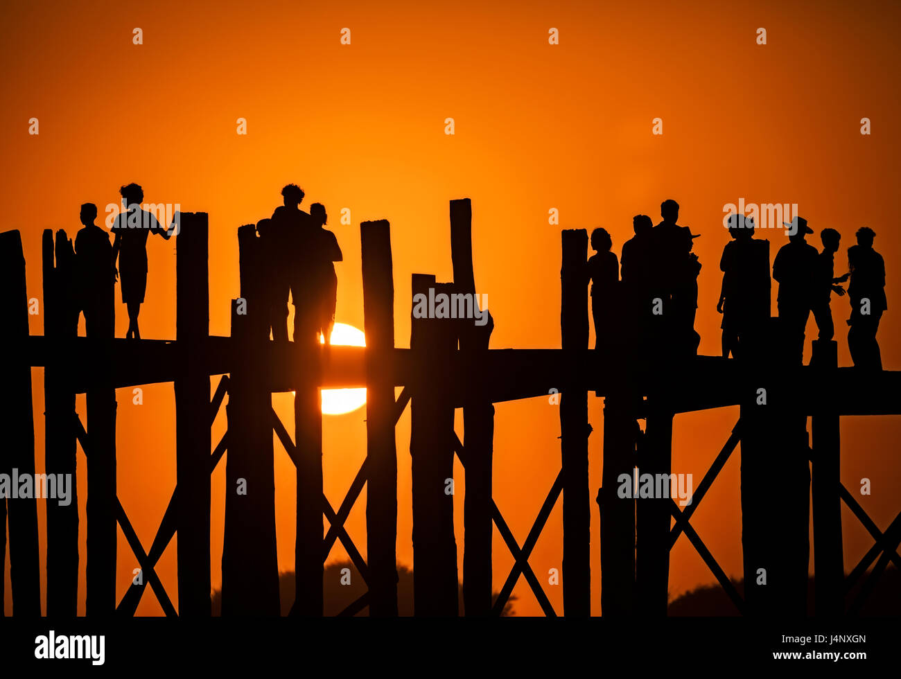 Stock Foto - Silhouette der Fußgängerbrücke 1060 Polzahl, Amarapura, Mandalay-Division, Myanmar, Asien Stockfoto